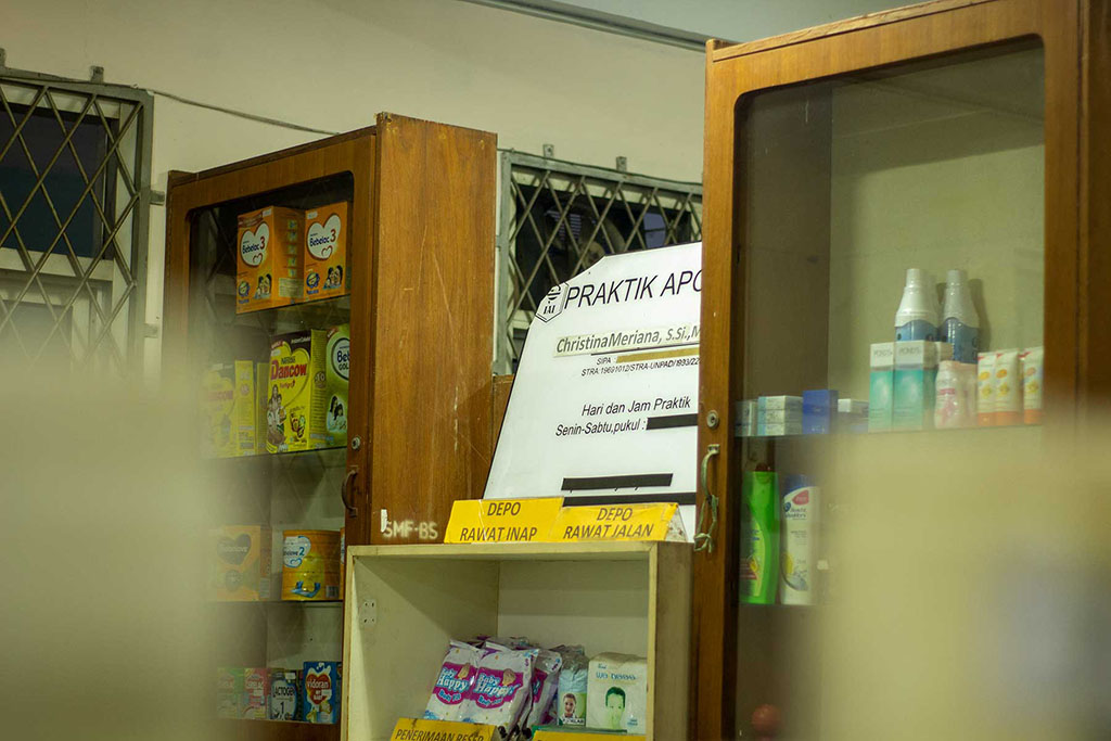 Lemari Display Obat dan Area Praktik